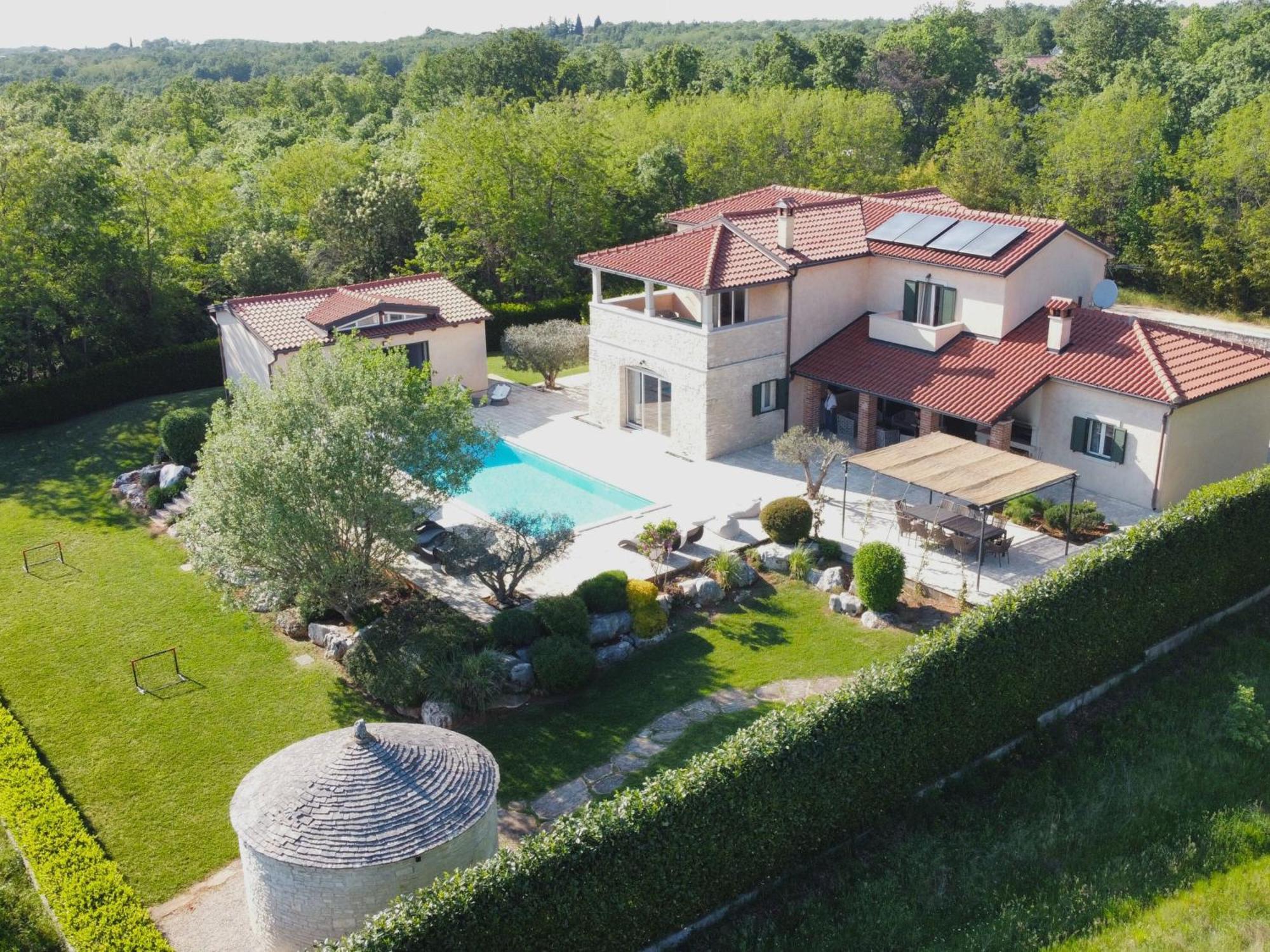 Willa Spacious With Pool, Indoor Jacuzzi And Sauna Near Porec