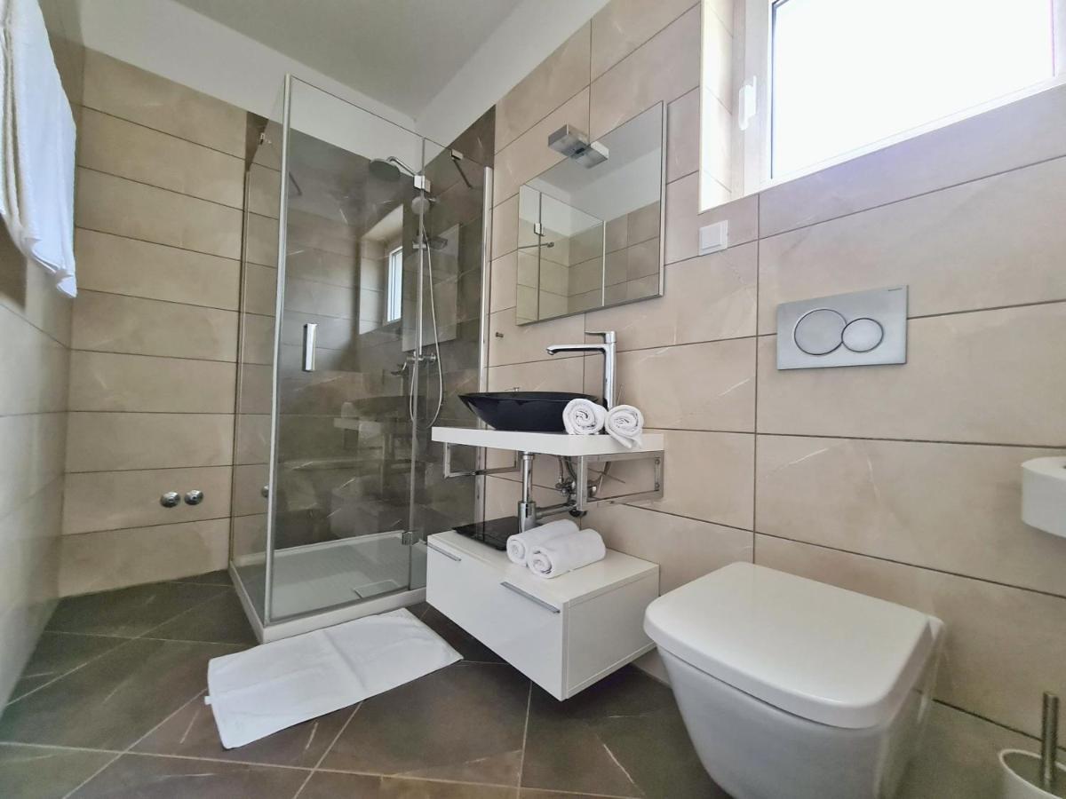 Villa Spacious Villa With Pool, Indoor Jacuzzi And Sauna Near Porec *