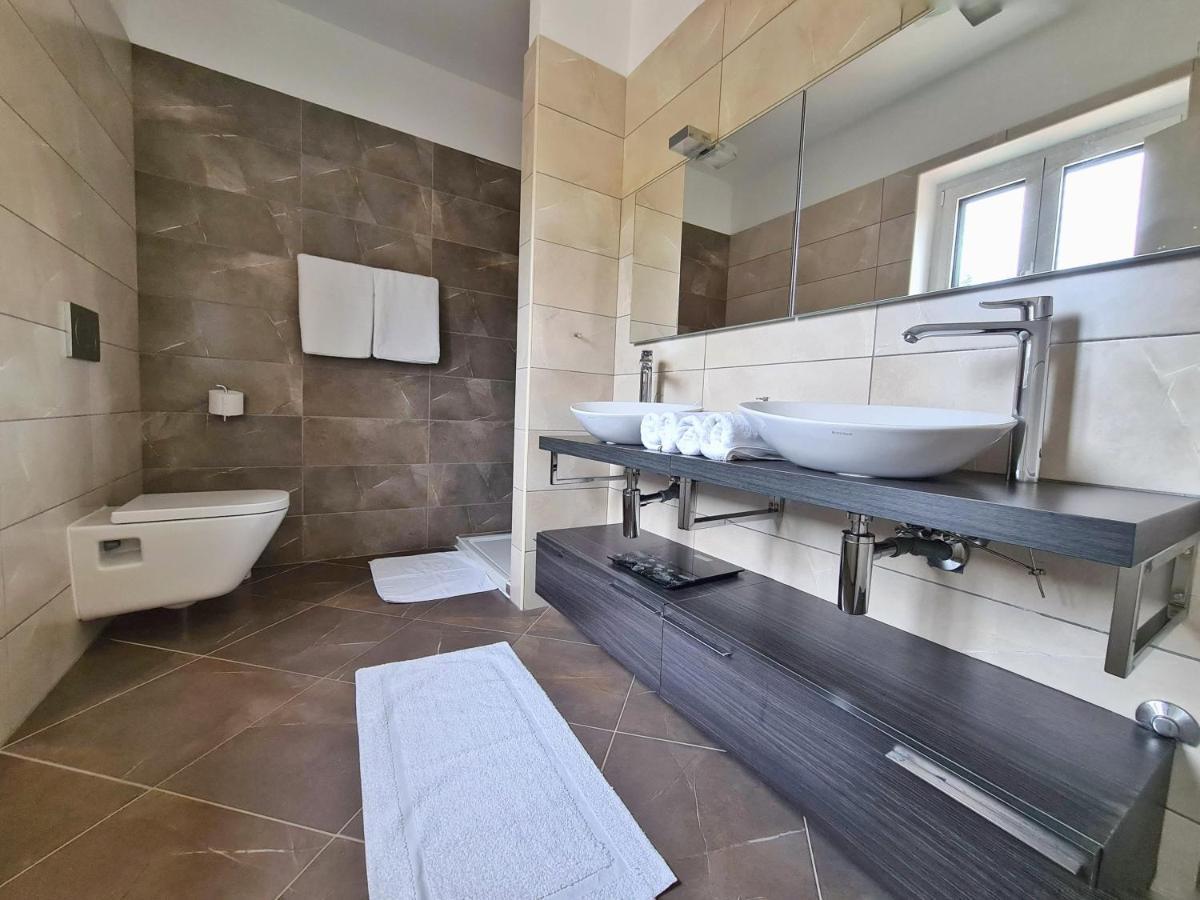 Villa Spacious Villa With Pool, Indoor Jacuzzi And Sauna Near Porec