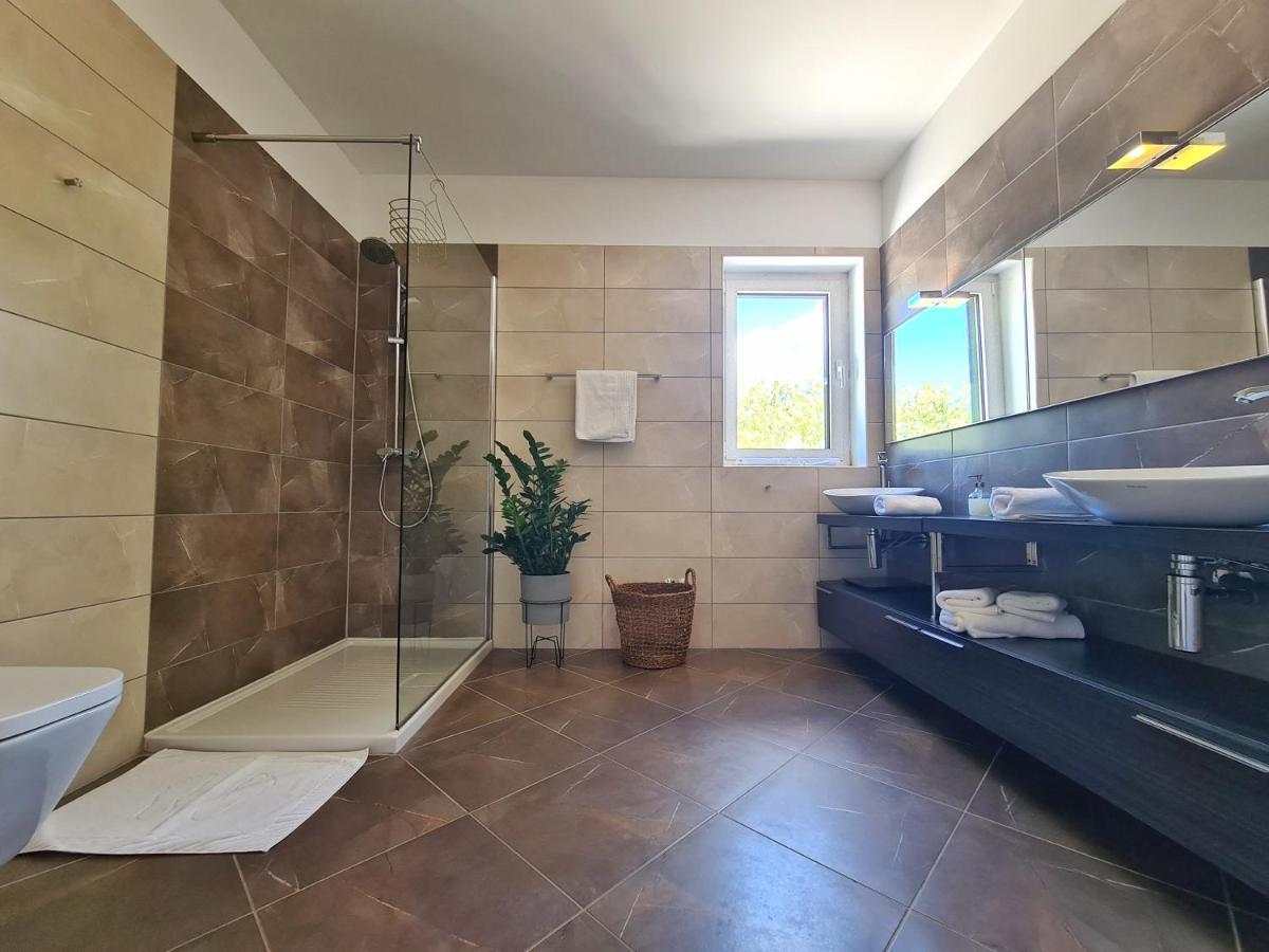 Villa Spacious Villa With Pool, Indoor Jacuzzi And Sauna Near Porec *