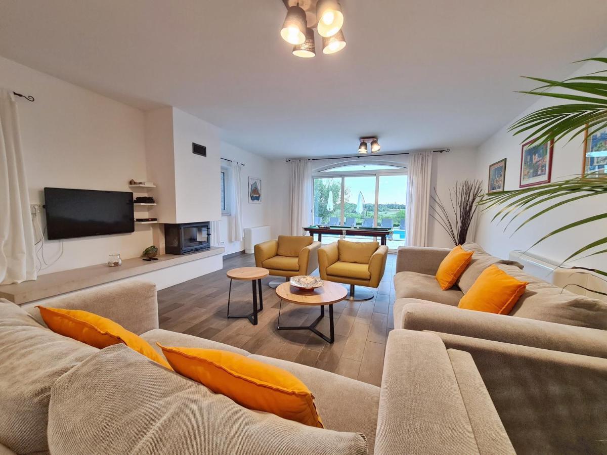 Villa Spacious Villa With Pool, Indoor Jacuzzi And Sauna Near Porec