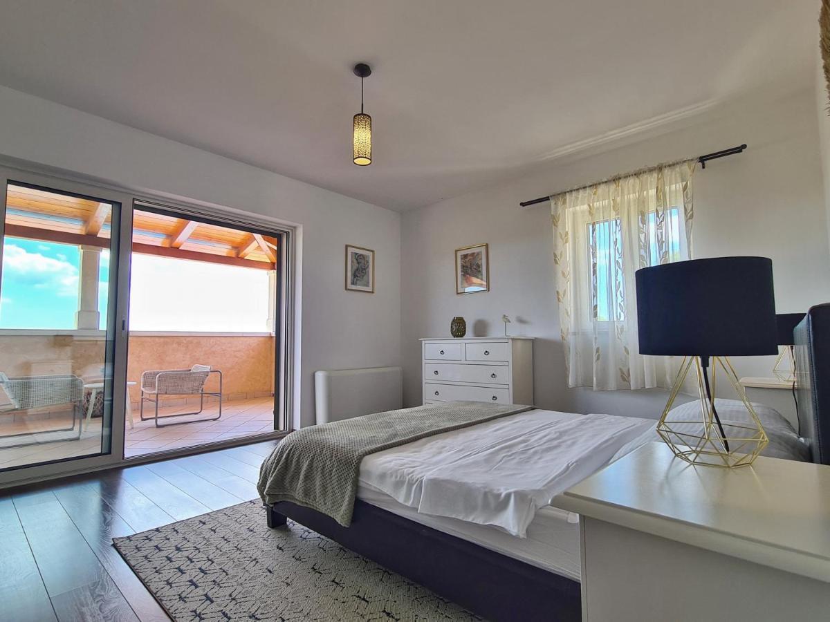 Villa Spacious Villa With Pool, Indoor Jacuzzi And Sauna Near Porec Visnjan