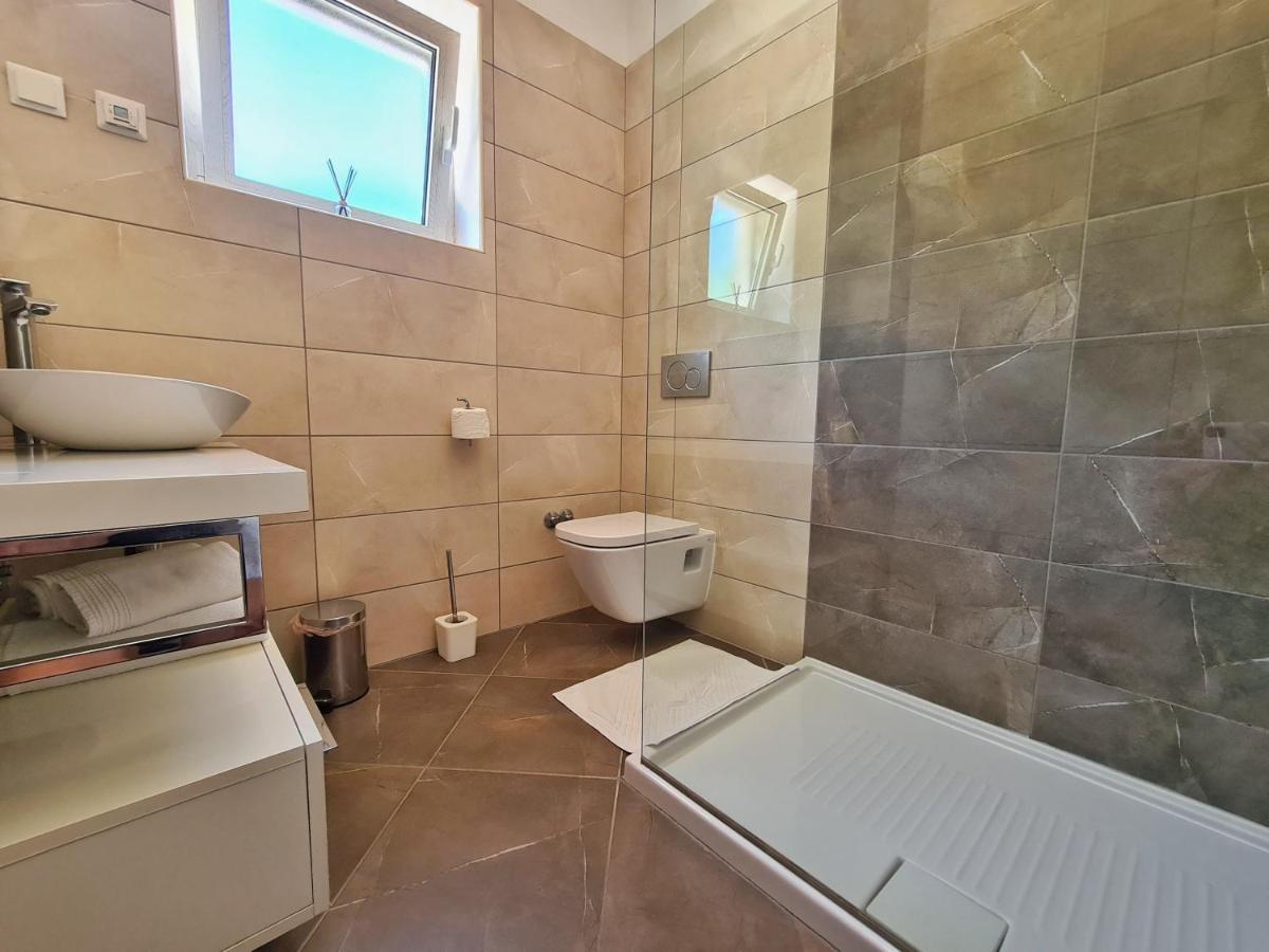 Villa Spacious Villa With Pool, Indoor Jacuzzi And Sauna Near Porec